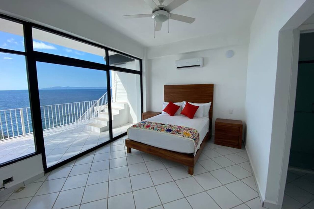 Master Bedroom Queen Bed 
Cama Queen 