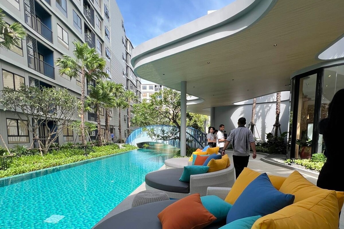 The swimming pool is divided into dedicated zones. Lap Pool: A 35-metre-long pool. Kids’ Pool: Featuring an overflowing water curtain of endless fun for the entire family. Relaxation Pool: Set beneath the shade of sprawling trees. 