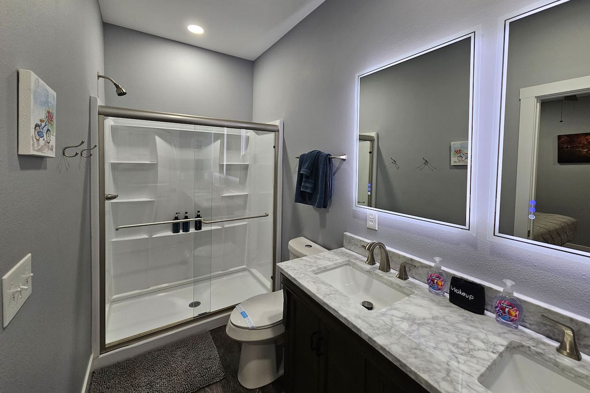Fresh, well‑maintained bathroom with everything guests need for a relaxing stay.