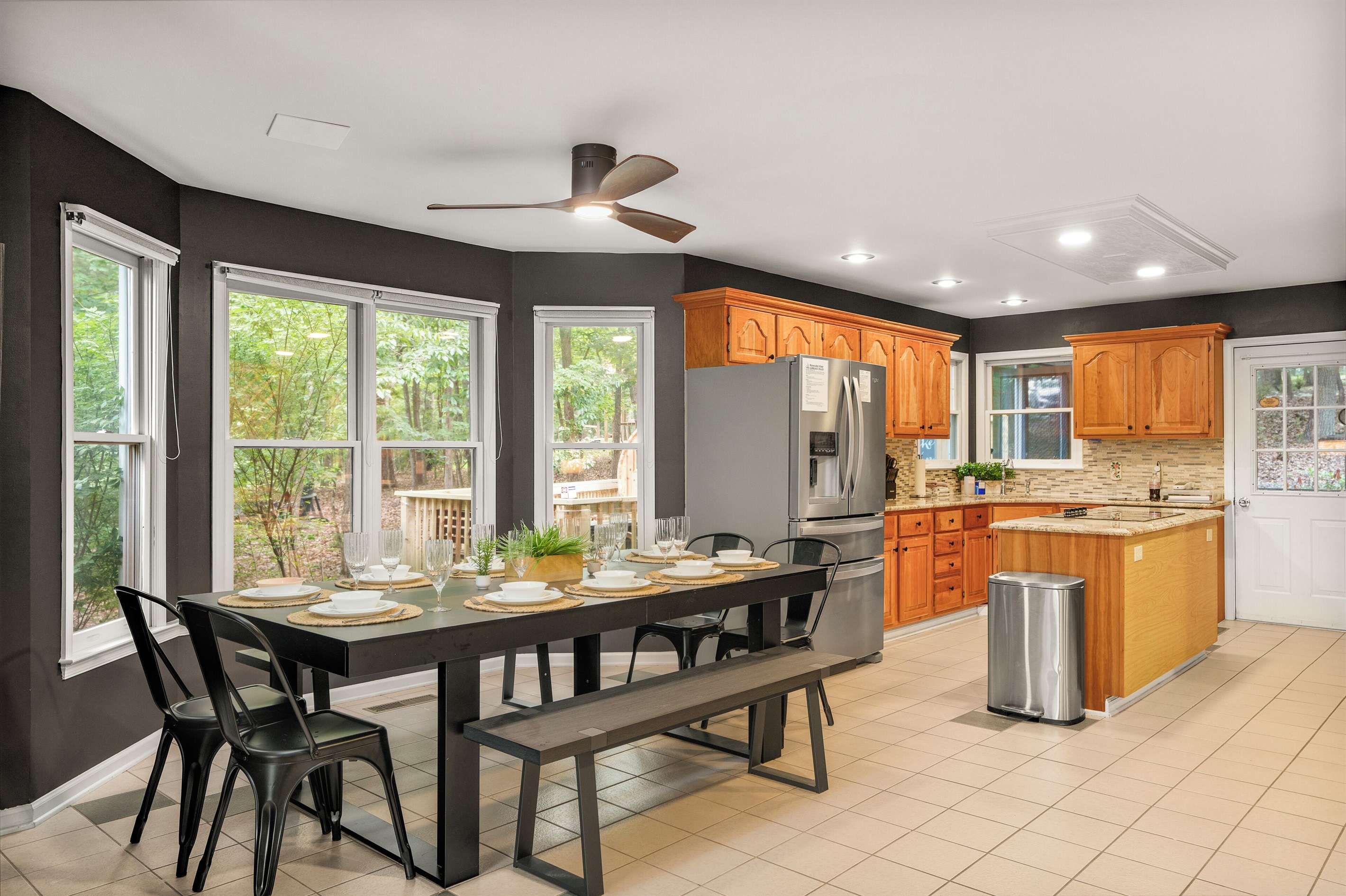 Dining area with seating for 10 at the table (add'l seating in kitchen)
