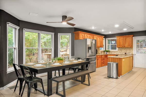 Dining area with seating for 10 at the table (add'l seating in kitchen)
