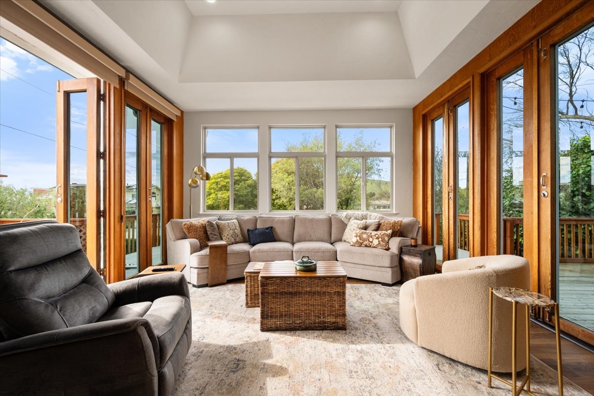 indoor/outdoor living right here!!