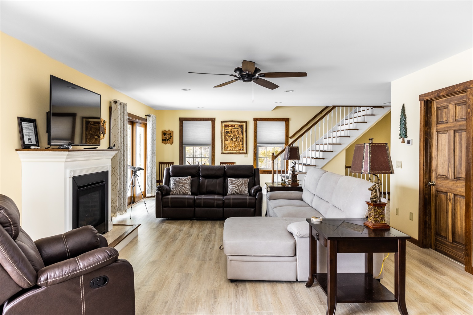 Confortable living room with gas fire place and TV.