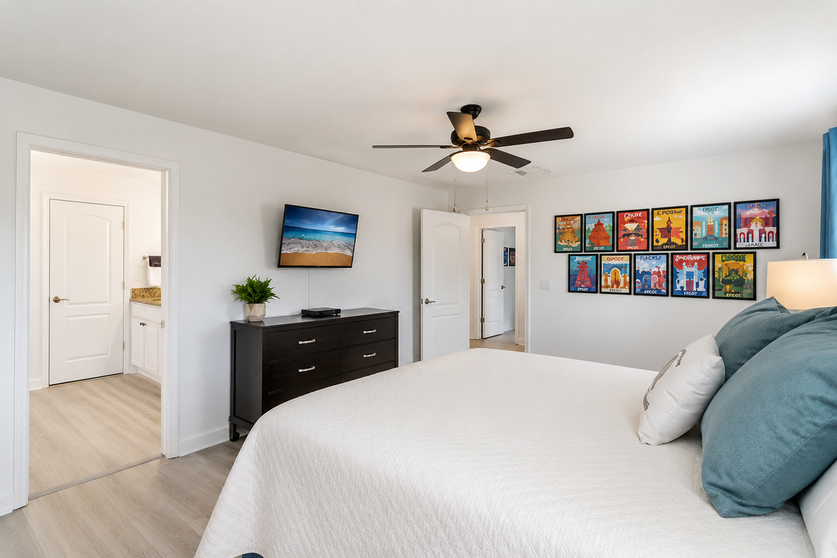 Large Epcot King Suite with Cable TV