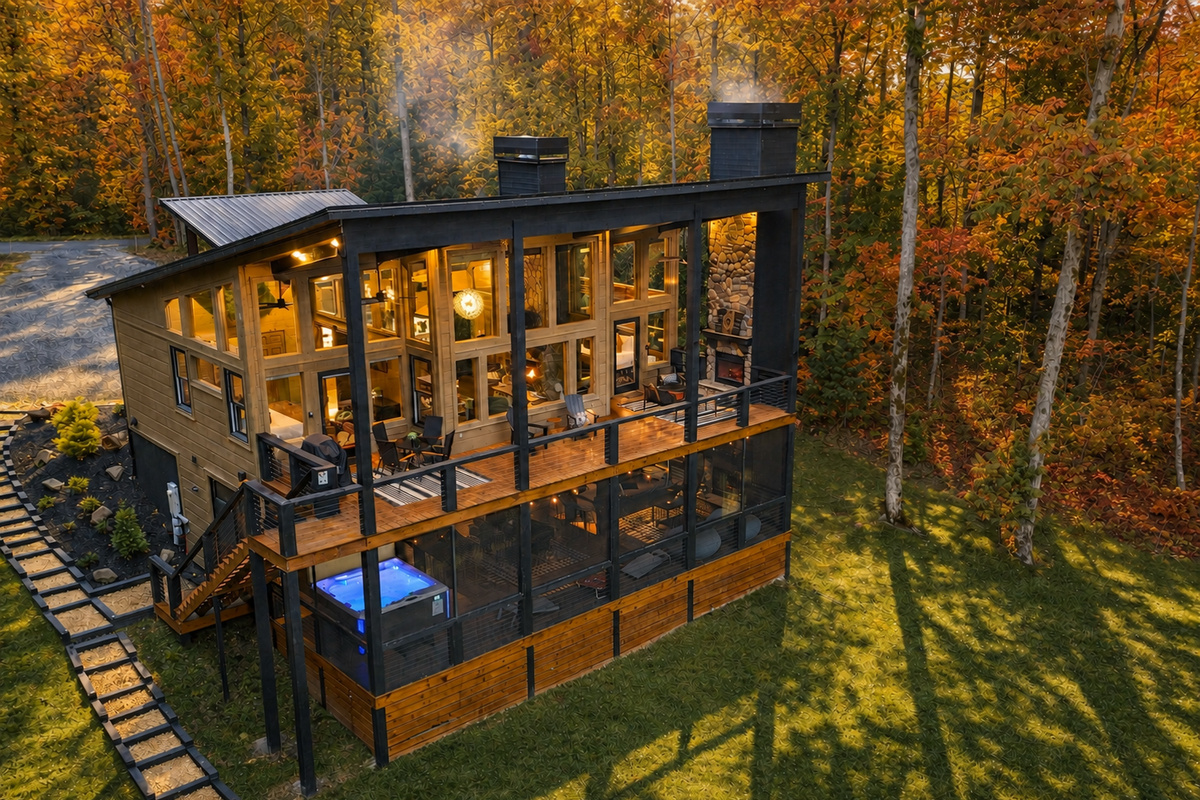 Your perfect mountain escape: panoramic views, a stunning great room, and warm, inviting touches throughout, ideal for relaxing, reconnecting, and unwinding in style.