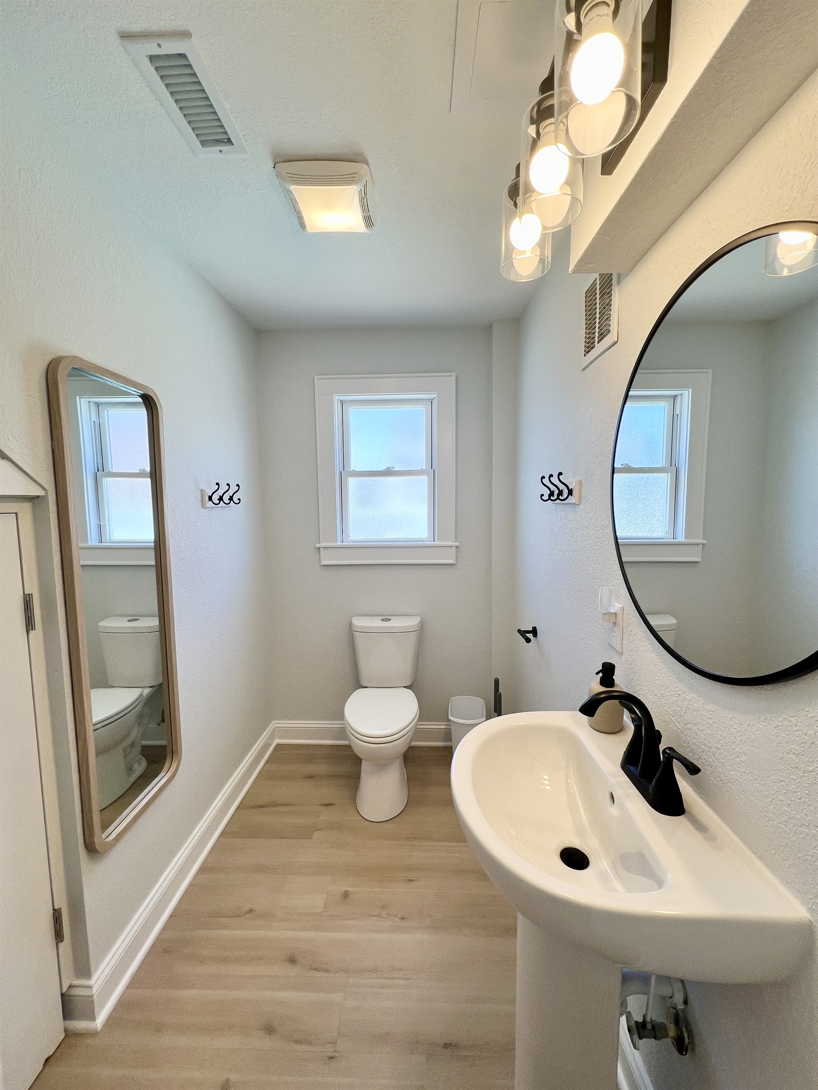 Large half bath right next to the game room