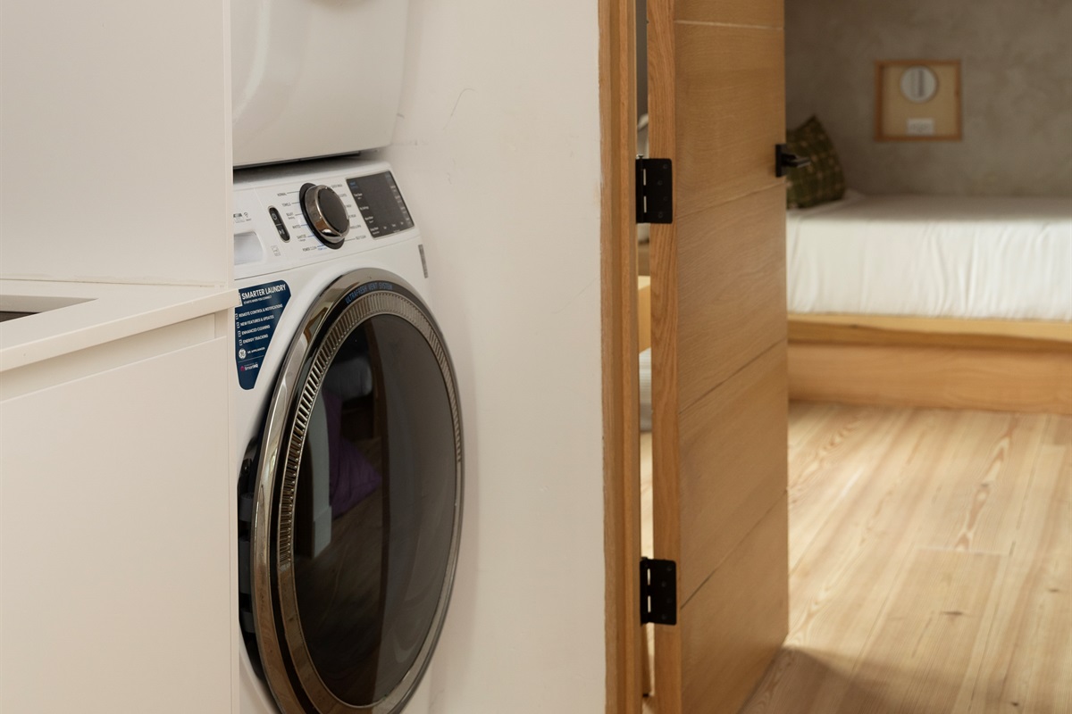 Laundry made easy 🧺 Full washer + dryer for beach-week stays