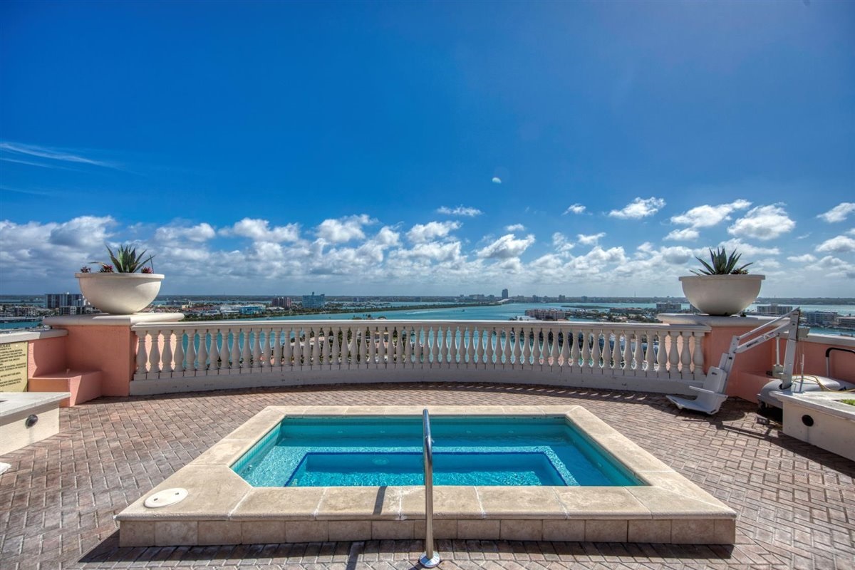 Lovely heated Pool and Spa