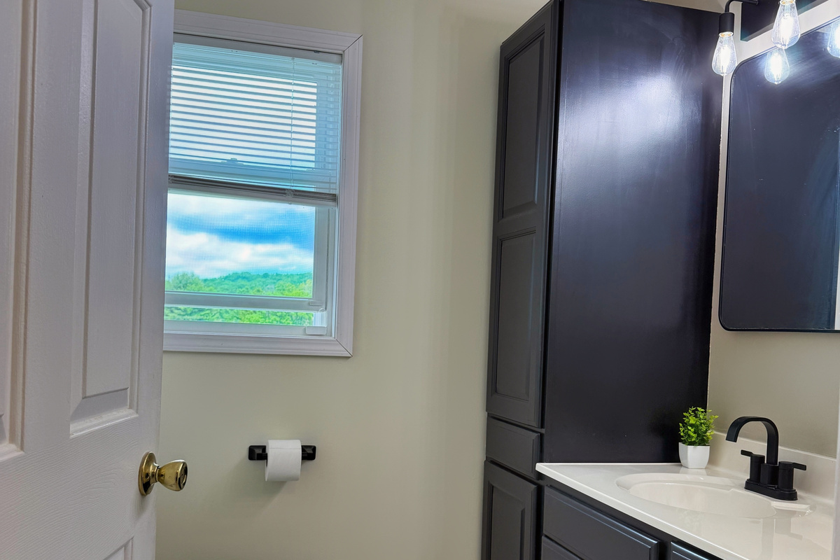 Lower level King Bedroom ensuite bathroom