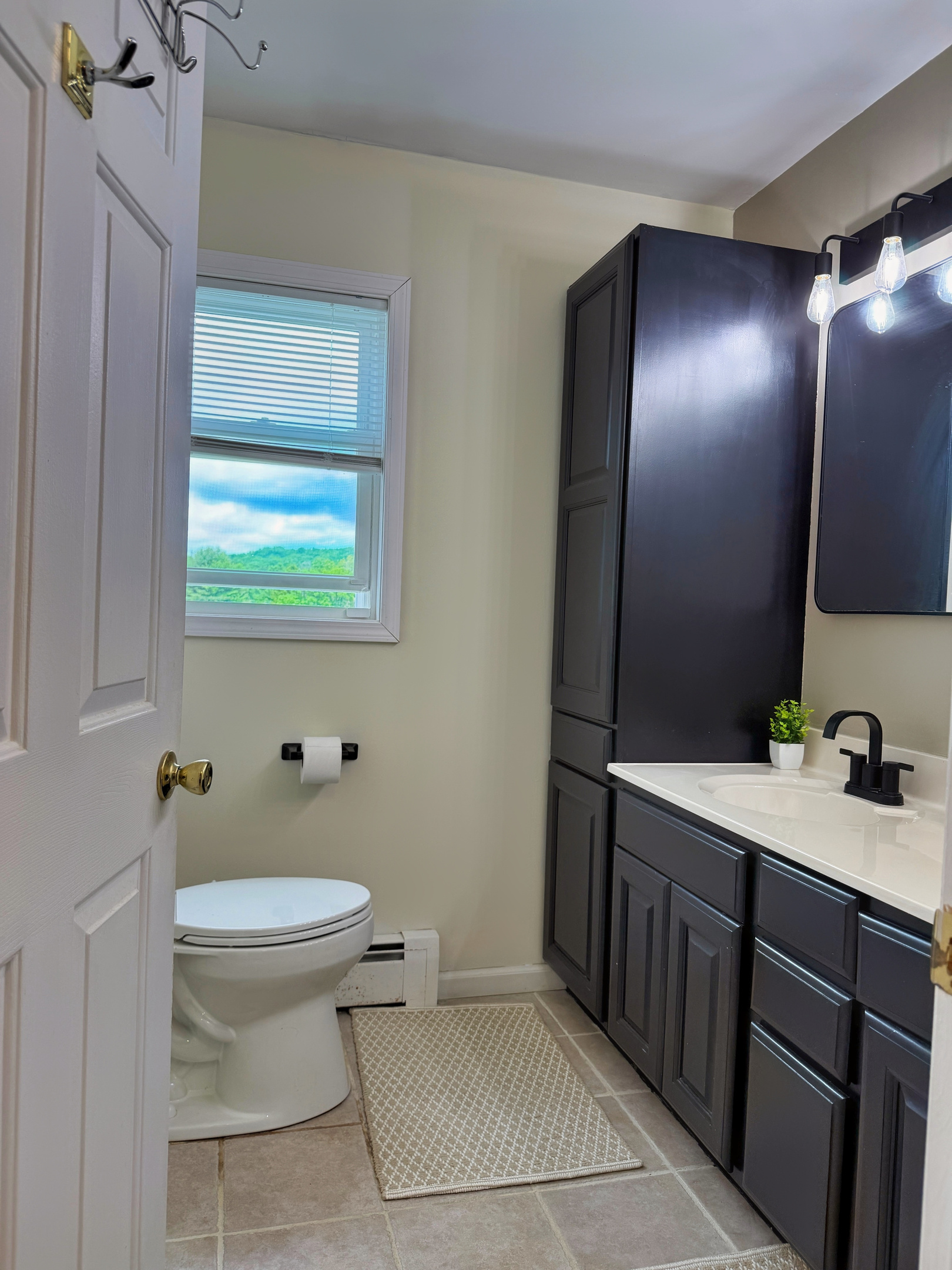 Lower level King Bedroom ensuite bathroom