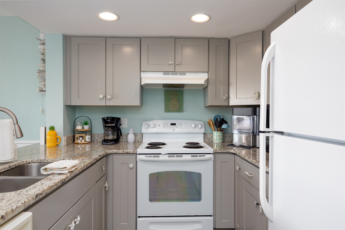 Fully equipped kitchen with everything you need for easy vacation cooking