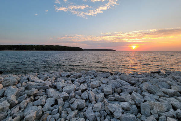 Walk or minute drive to Mariners Park / Gills Rock for Sunsets
