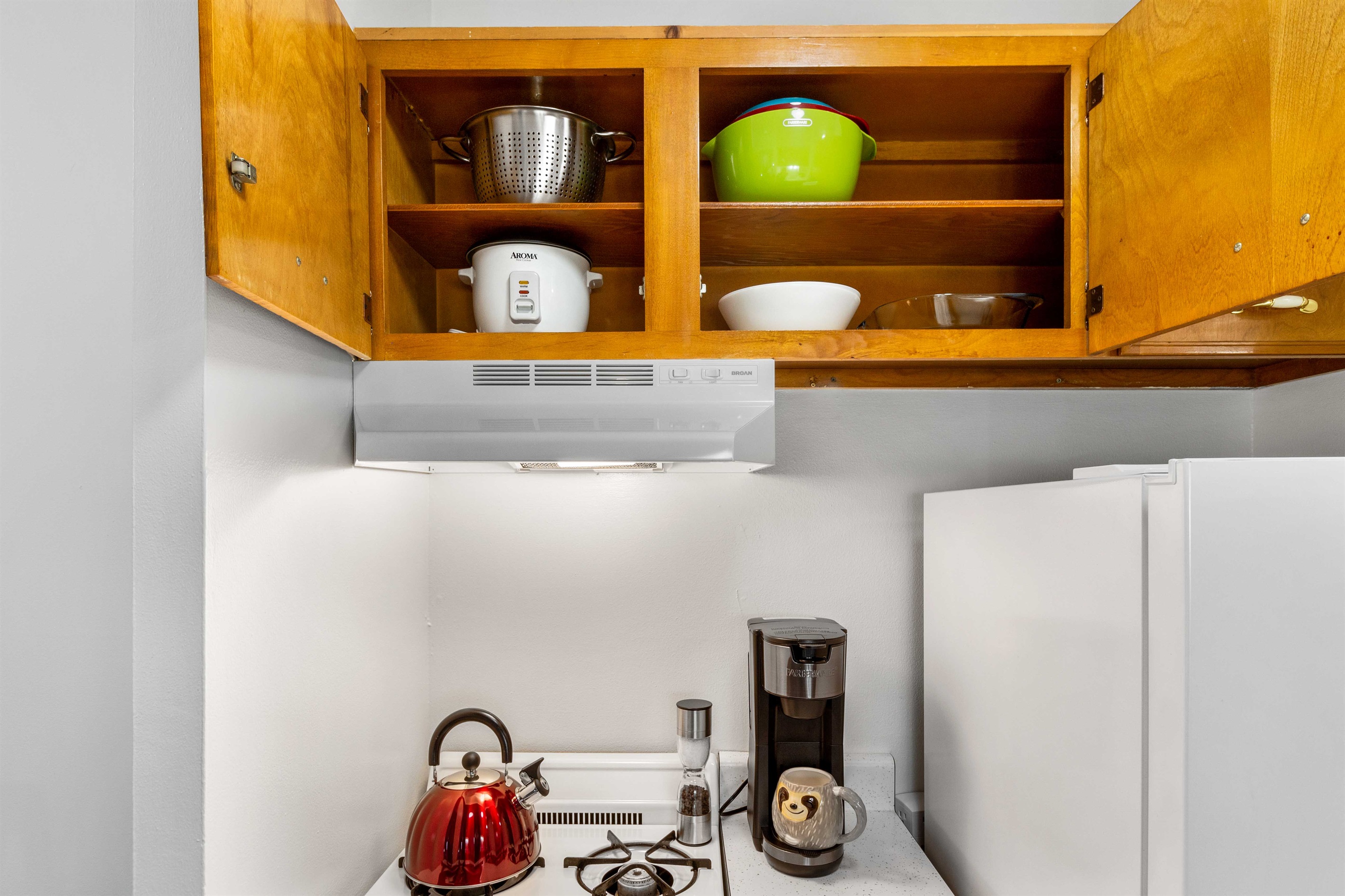Single-Serve coffee machine and coffee cups, even a tea pot!
