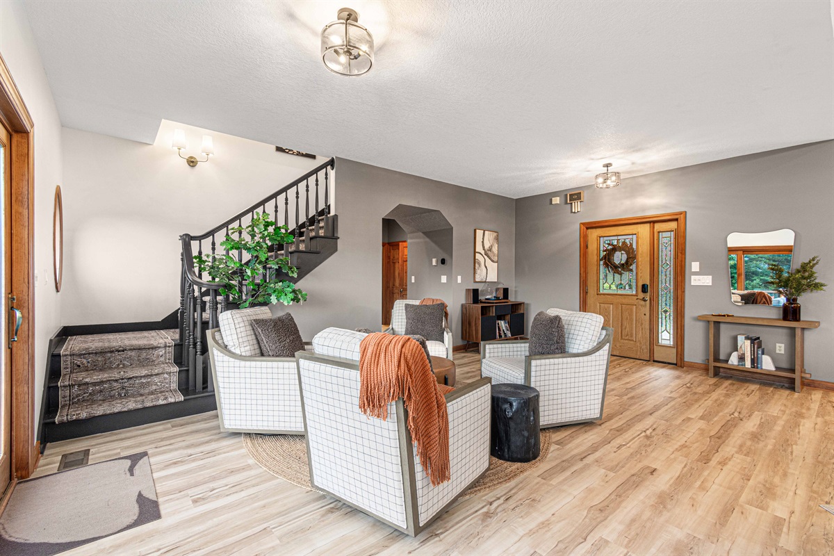 Welcome to stylish seating, natural light, and an elegant staircase set the stage for your mountain getaway the moment you arrive. 🌿✨A welcoming and beautiful seating area to converse, relax and enjoy being together with the views right outside.