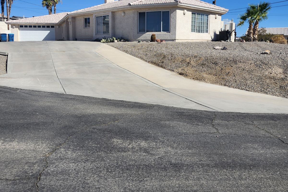 Lear Bay Front curb view