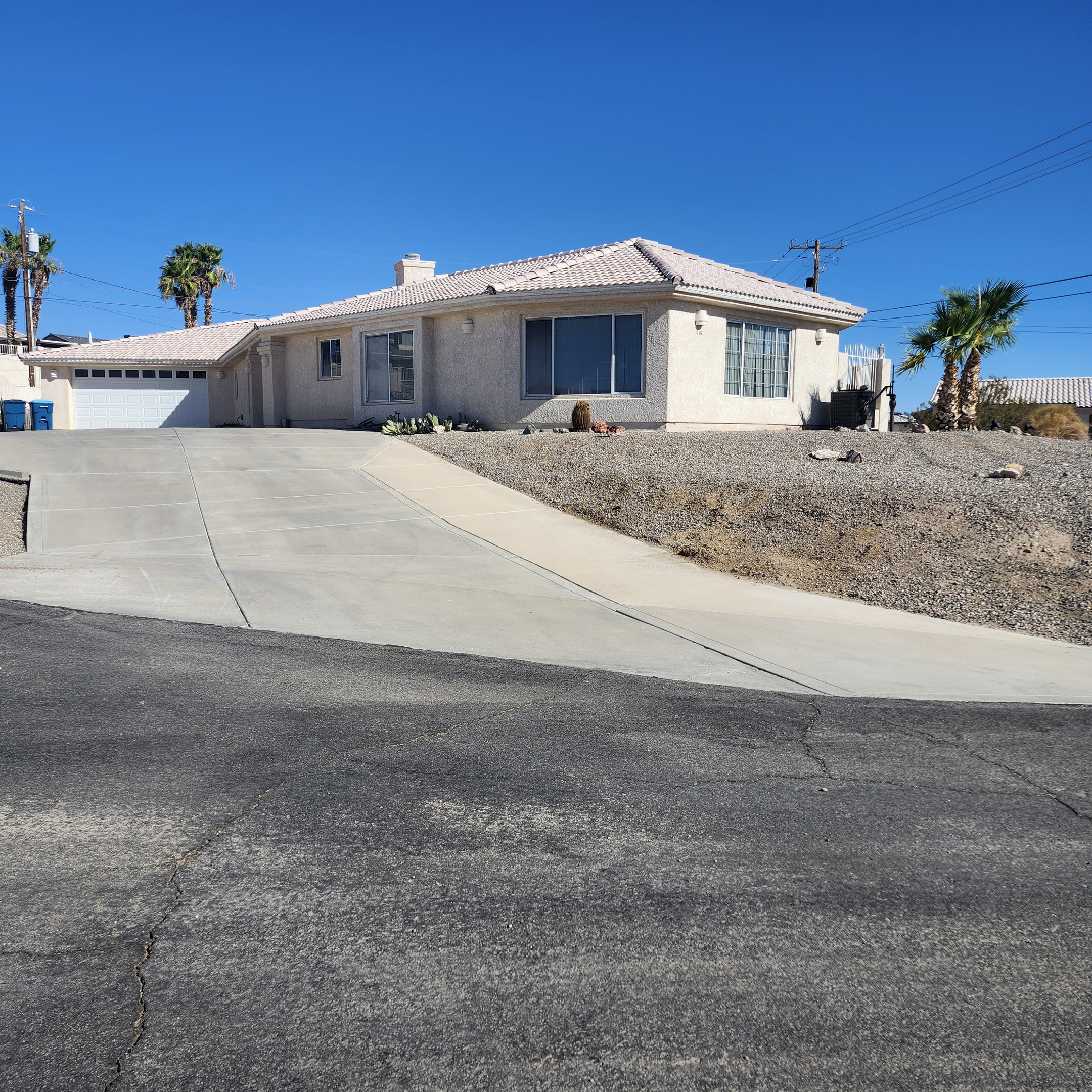Lear Bay Front curb view