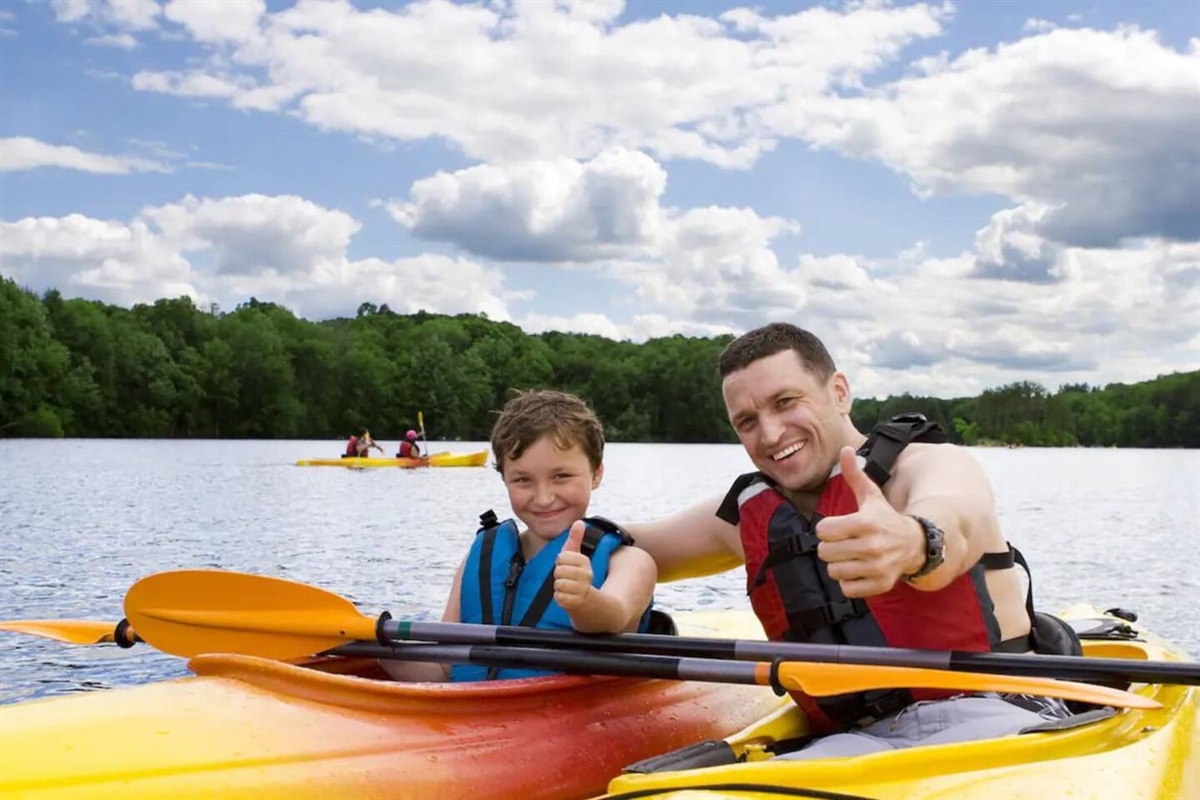 Kayaks et canoes fournis