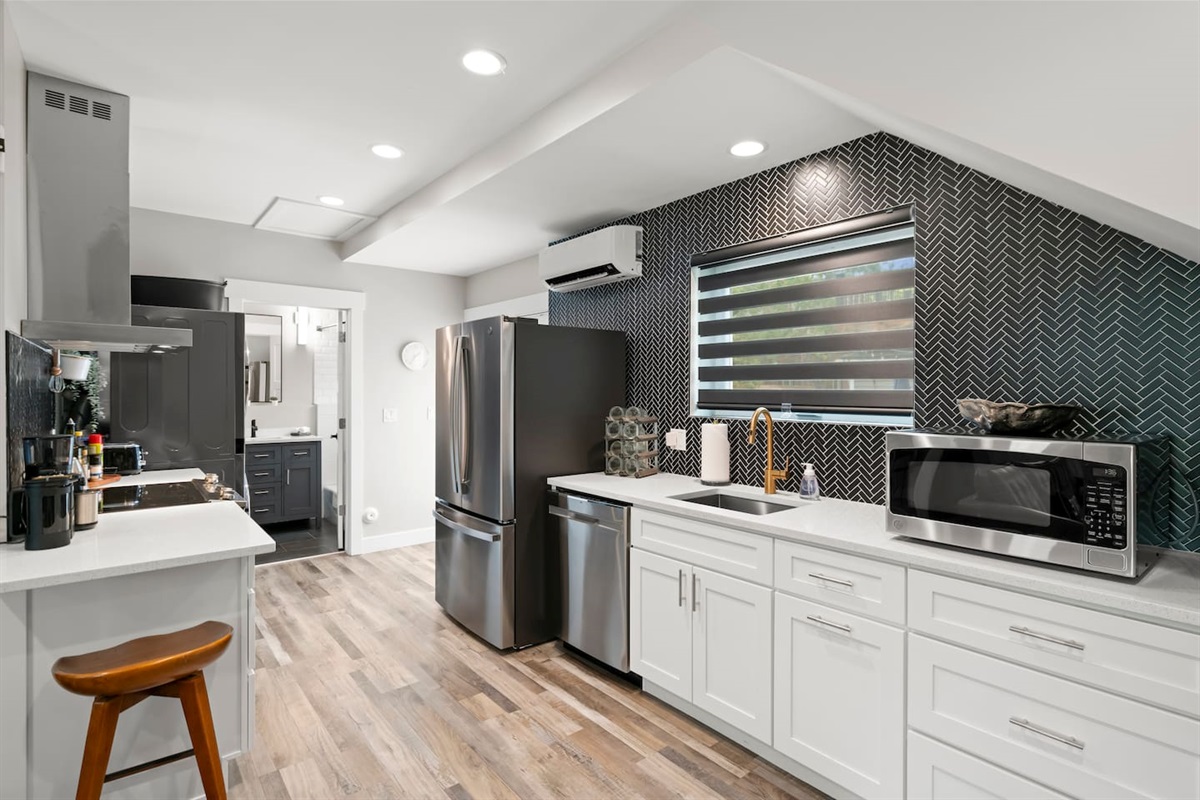"Kitchen is well stocked with all the cooking implements you need PLUS lots of spices!  French press coffee maker is fantastic and Jenny supplied us with coffee for the entire month!!!!" - Lisa (February 2025)