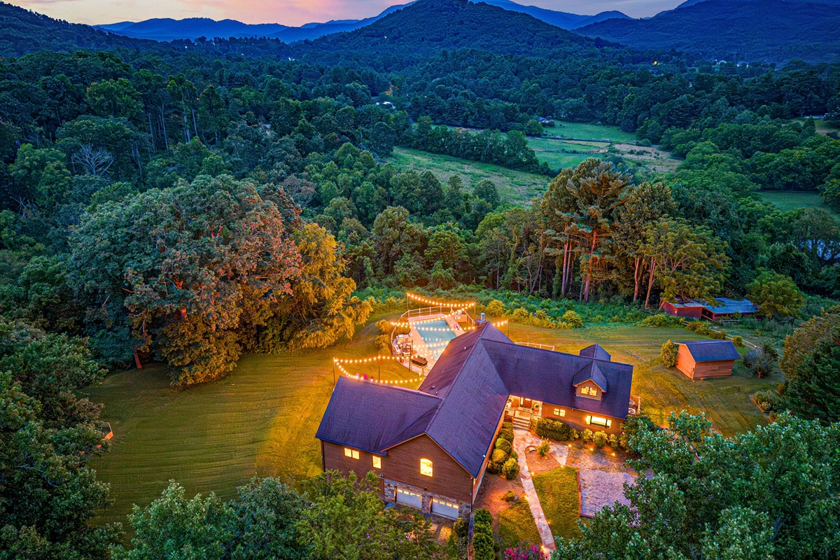 ✨Twin Oaks Lodge - the best home for you and yours to vacation, relax and enjoy! Every bit of this home is created for you. From family reunions to friend getaways to girl trips, this is it!