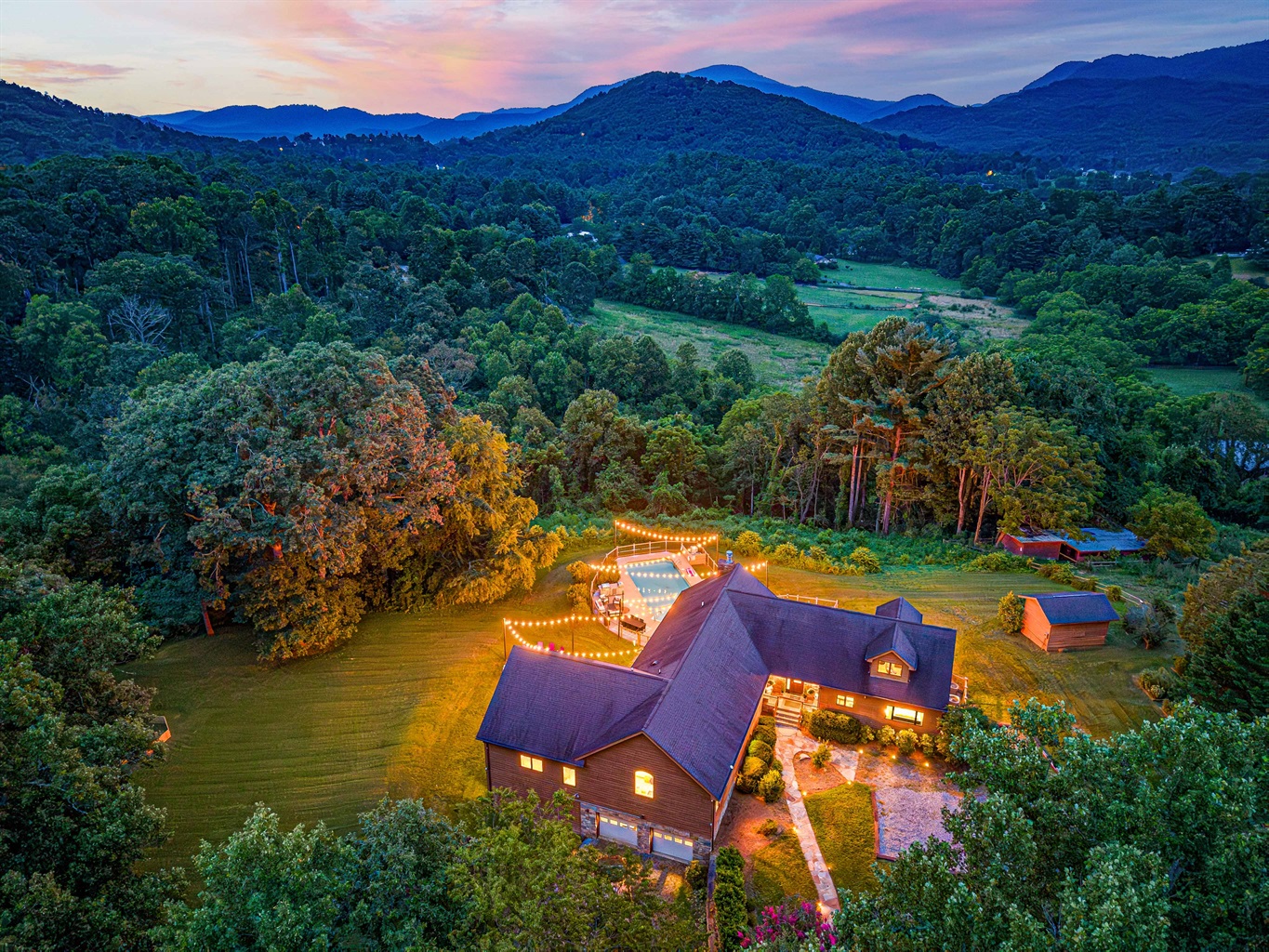 ✨Twin Oaks Lodge - the best home for you and yours to vacation, relax and enjoy! Every bit of this home is created for you. From family reunions to friend getaways to girl trips, this is it!