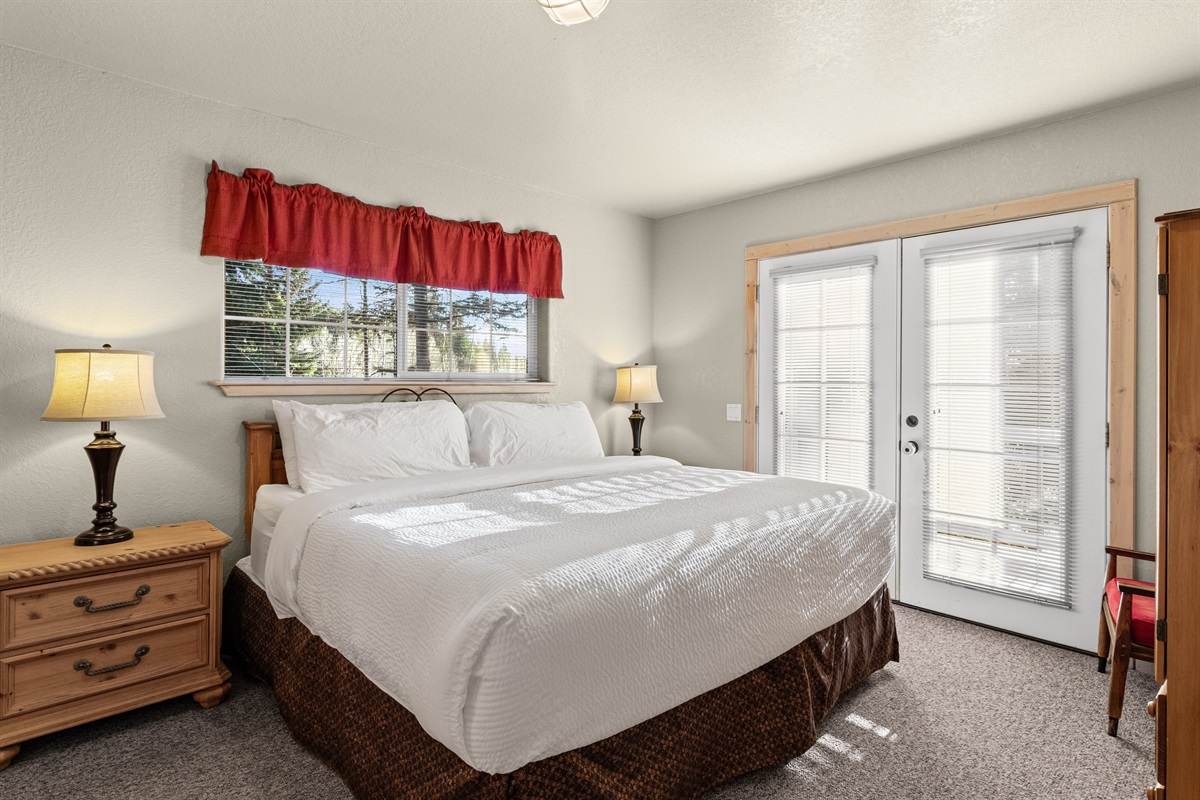 Master Bedroom (with En-suite) King Bed