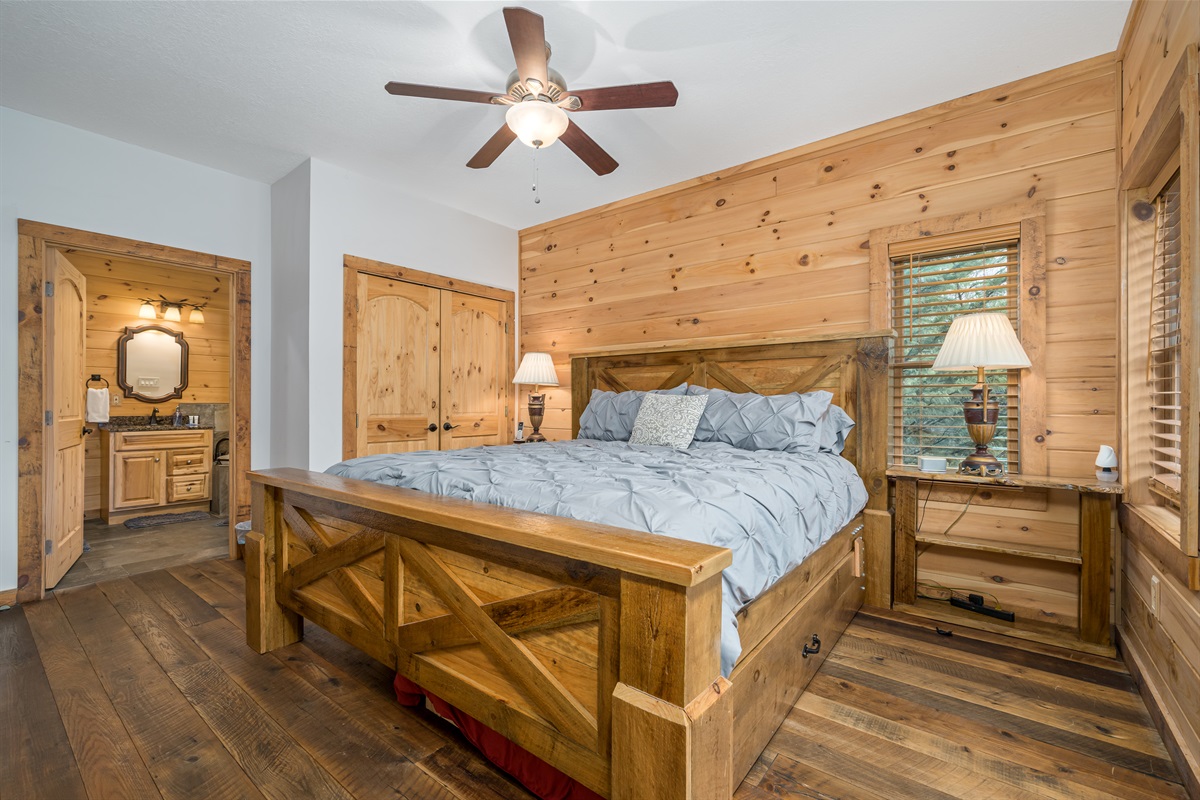 Primary Bdrm w/ en suite Bathroom