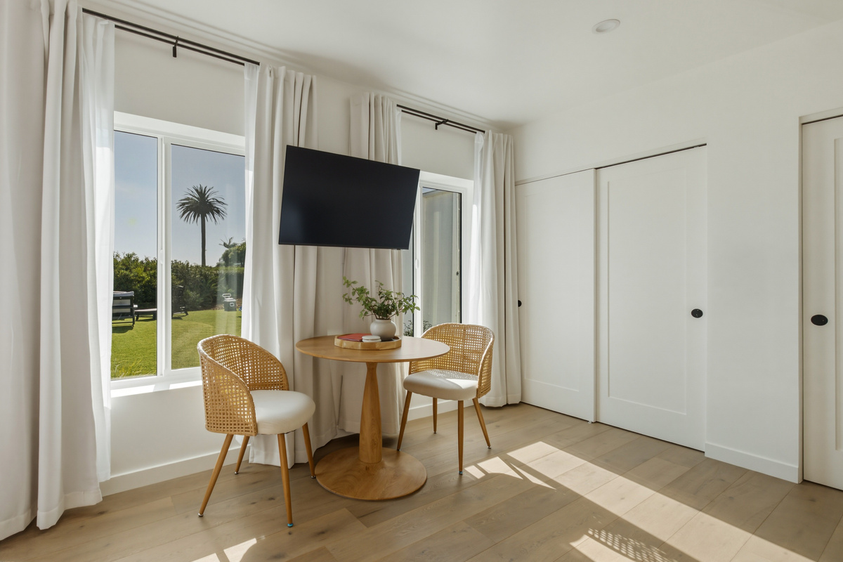 Breakfast nook in studio