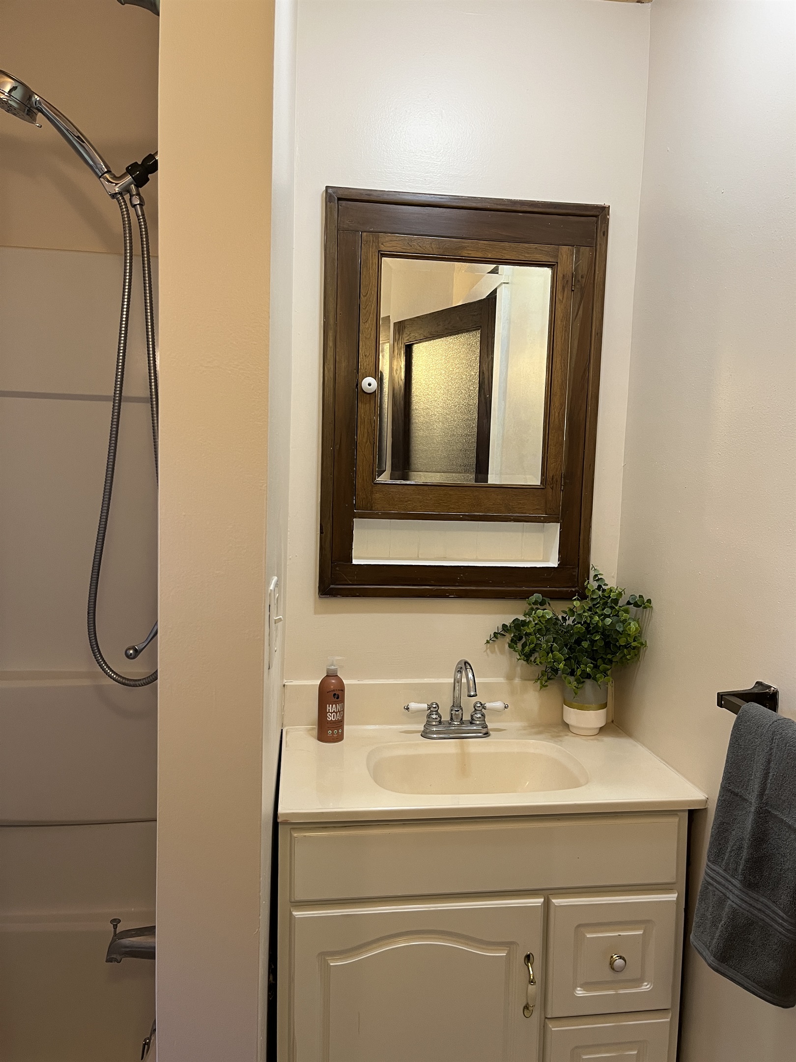 Bathroom with tub/shower