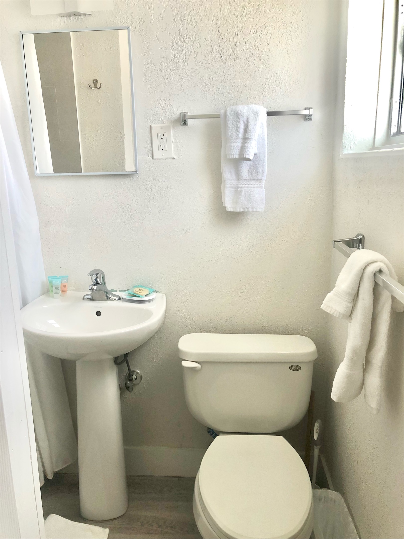 Alternate view of bathroom