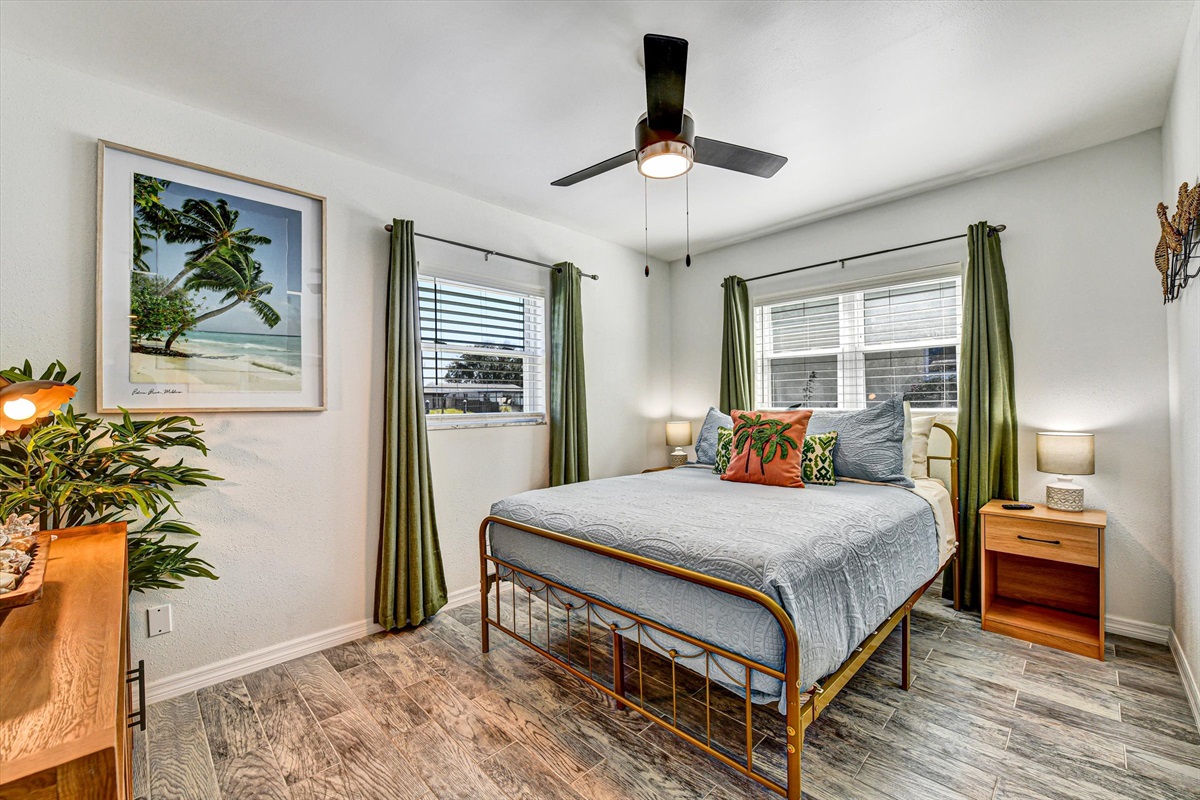 Bedroom 1 - Queen bed