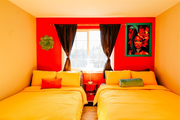 Revel in comfort with two twin beds. 🌟🛌