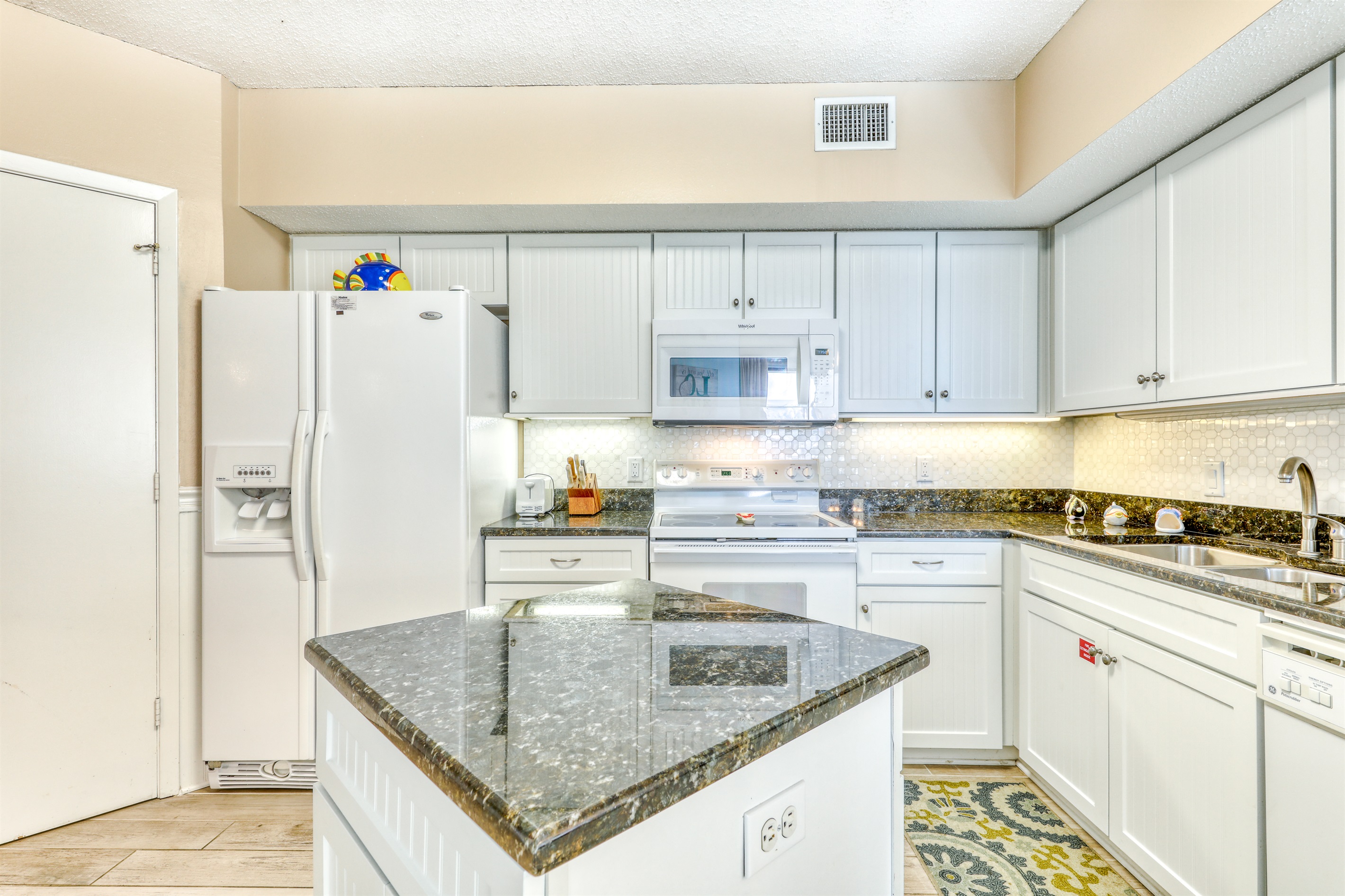 Well equipped beautiful kitchen!