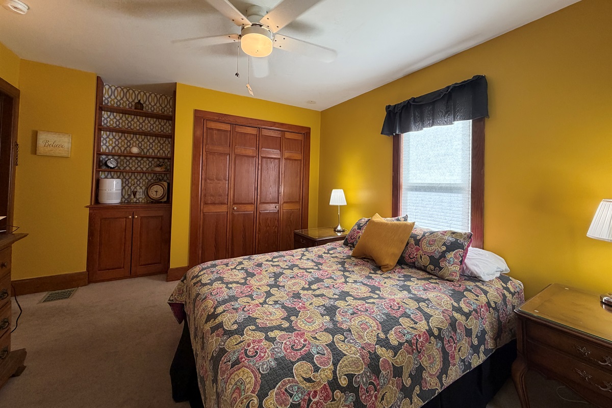 2nd Floor Queen bedroom #2 family suite, with 2 twins.