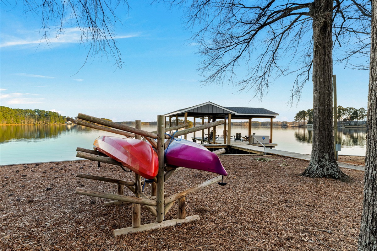 Lakefront Adventure: Launch into fun with kayaks ready at your doorstep and stunning views!