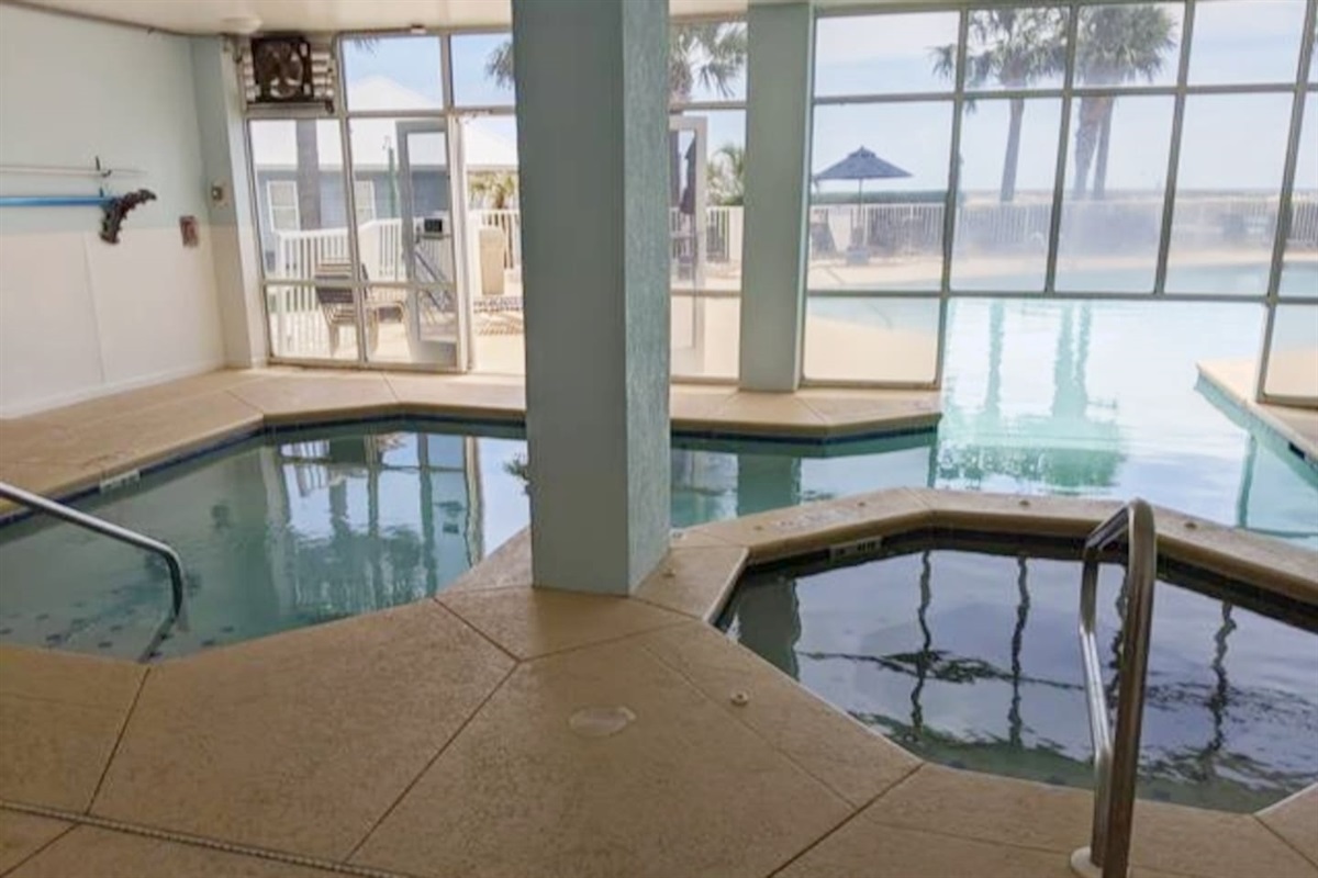 Indoor/outdoor pool and hottub
