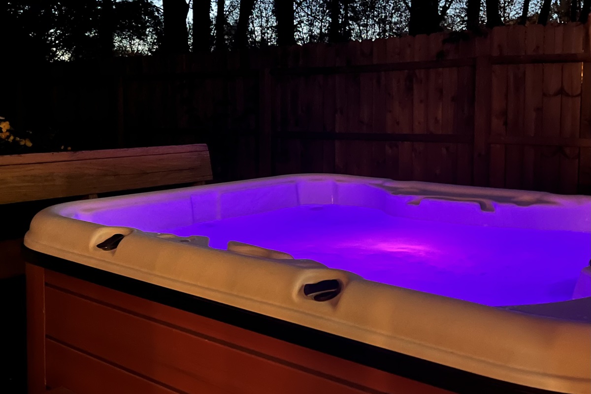 Enjoy a peaceful evening soaking in the hot tub at Bear’s Lakeshore Lodge. 