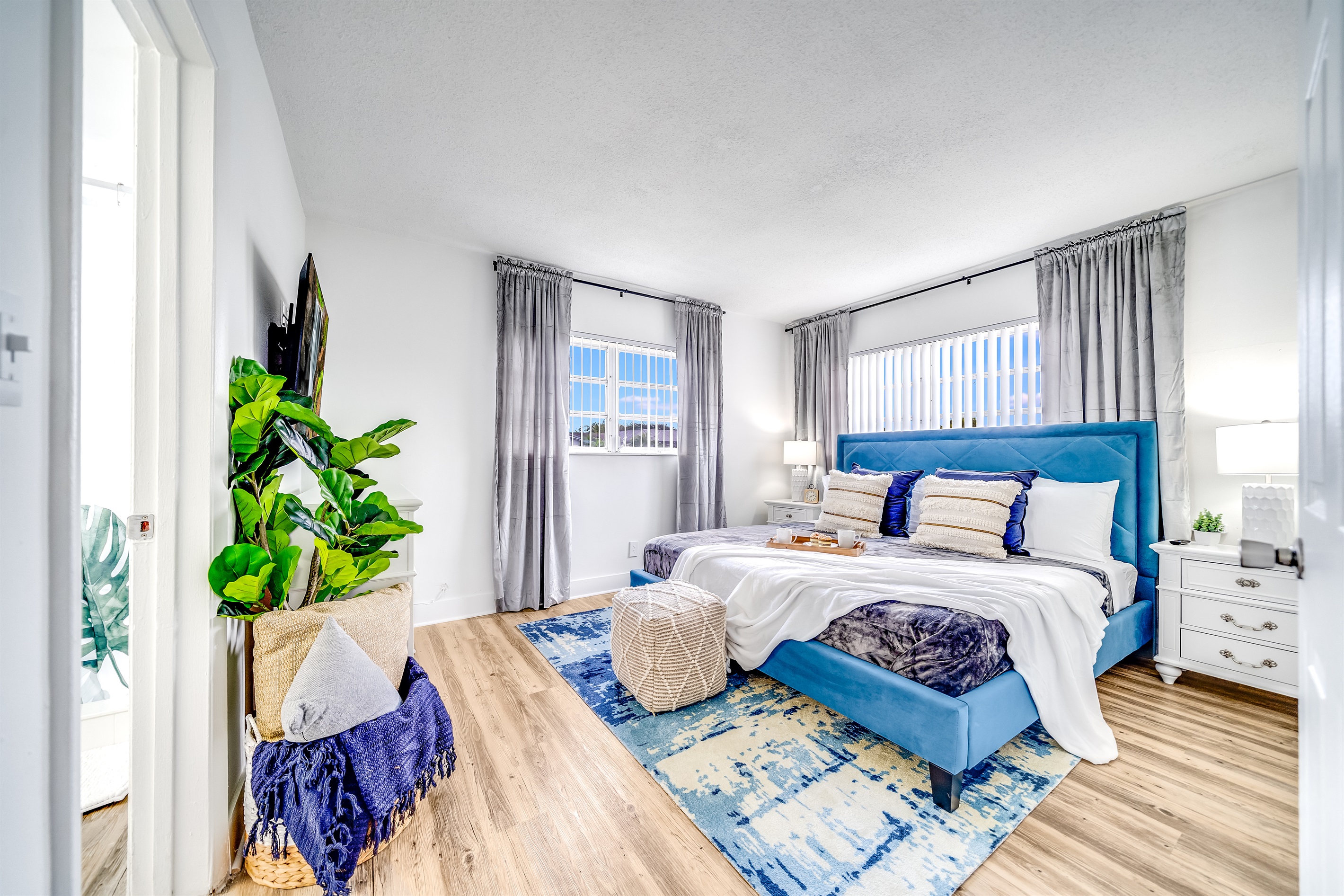 Relaxing Ground Floor Canal View – Palm Wave Stays 5