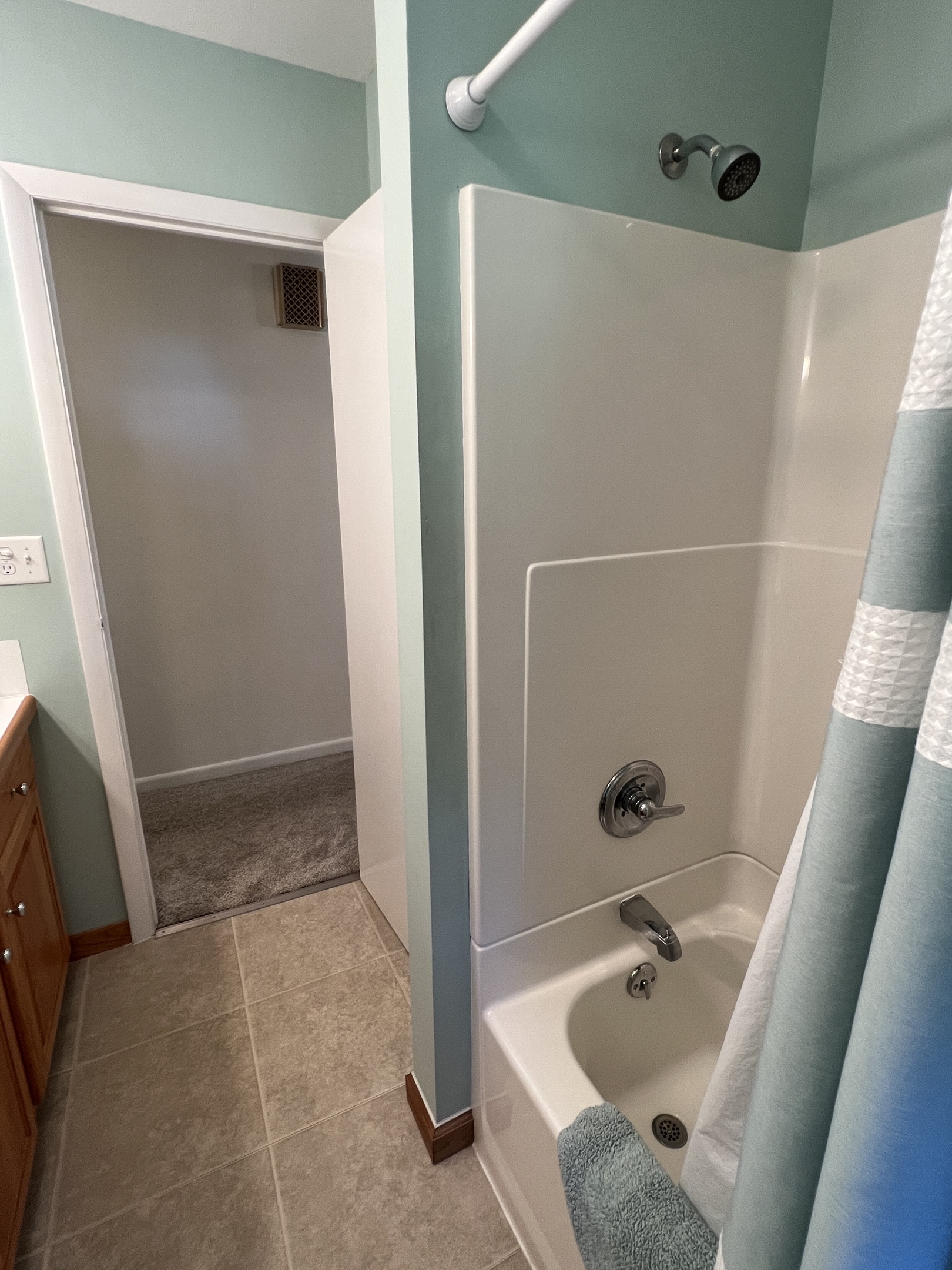 Bath with tub/shower off hallway