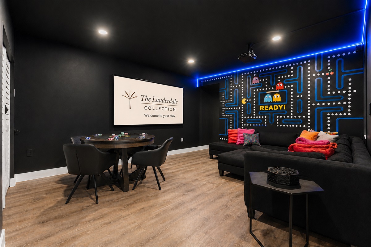 📽️Enjoy a family movie night sinking in to the plush sectional.