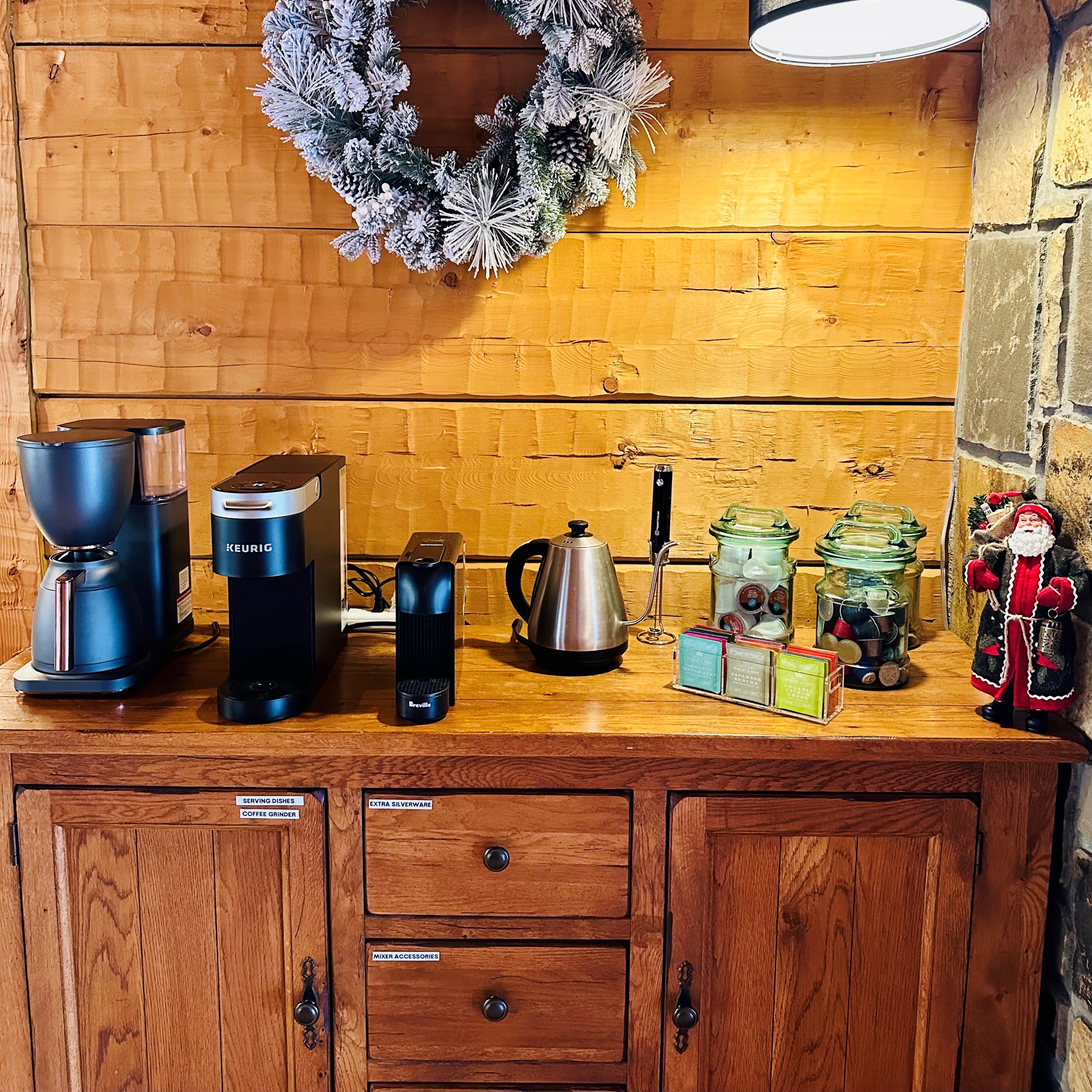 Start your mornings right at the cozy coffee bar, where you can brew your favorite blends of ground coffee, K-cups, Nespresso or tea. Savor a warm cup while soaking in the fresh mountain air!