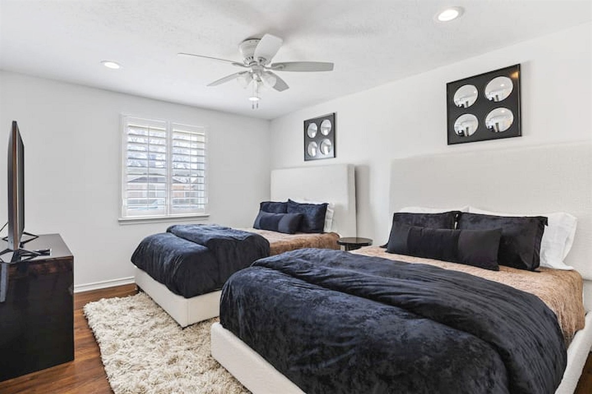 Spacious bedroom featuring two comfortable beds, soft textures, and a bright, relaxing atmosphere ideal for families or group stays. ✨🛏️