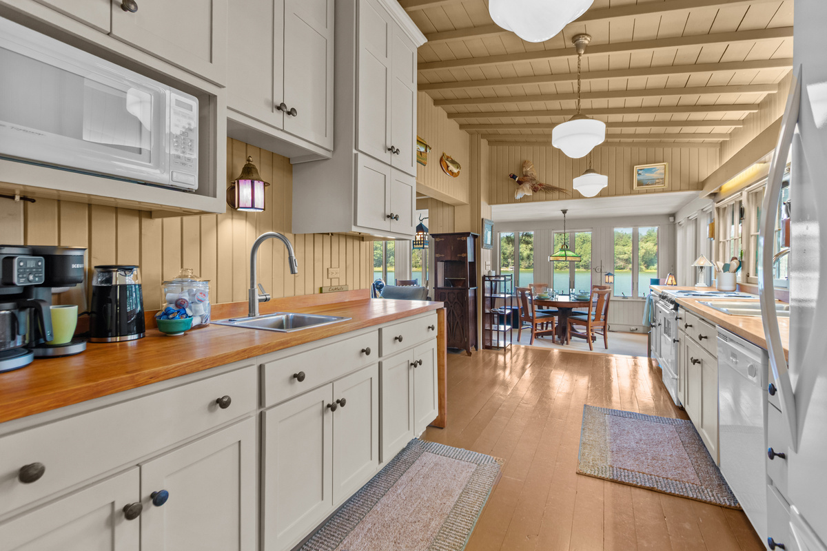 Start your mornings at the coffee bar, warm up a quick snack, or enjoy the extra space and convenience of a second sink—little touches that make your stay feel easy.