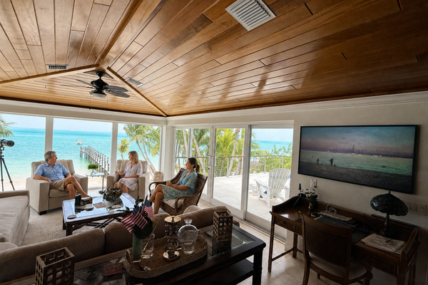 3rd floor living room overlooking ocean.  Nice for reading and relaxing