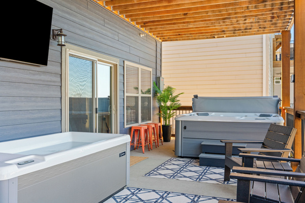 Wellness porch. Hot Springs Cold Plunge and 7-person hot tub. Watch the game while enjoying contrast therapy!