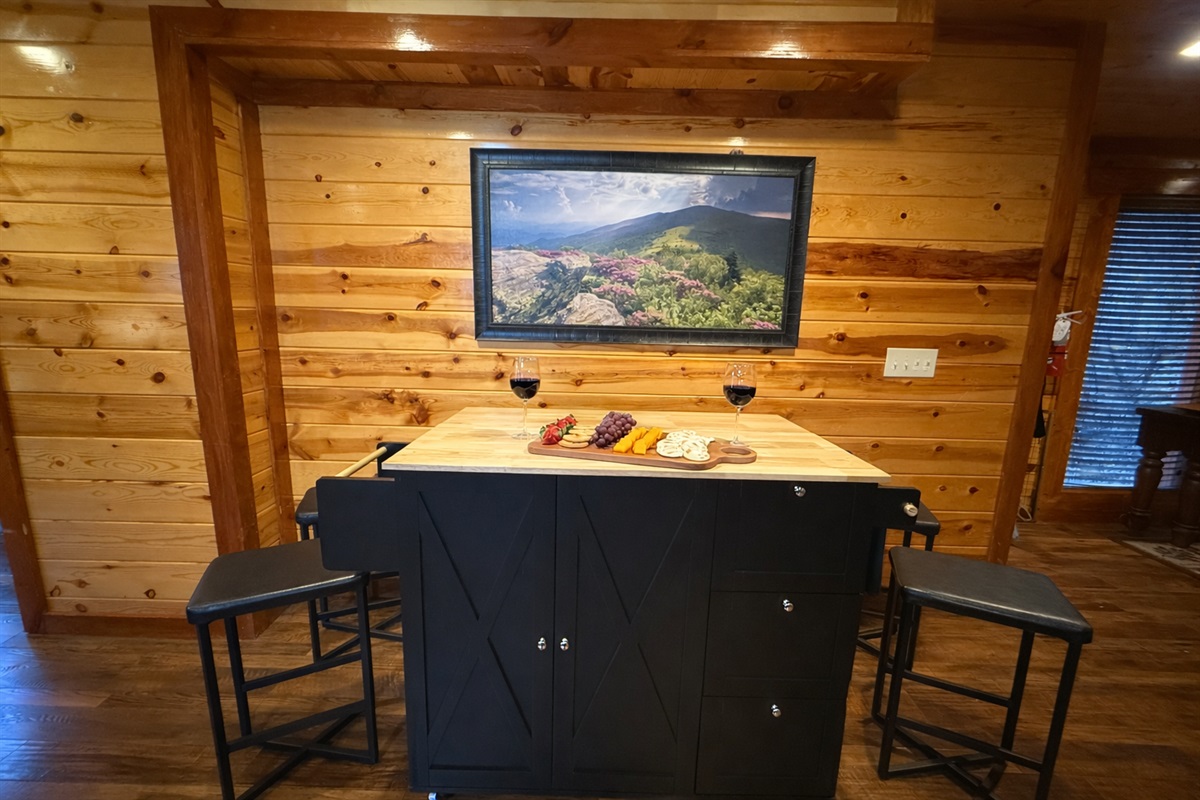 The breakfast bar offers additional seating for 4, and is the perfect spot for morning coffee, snacks or casual meals together.