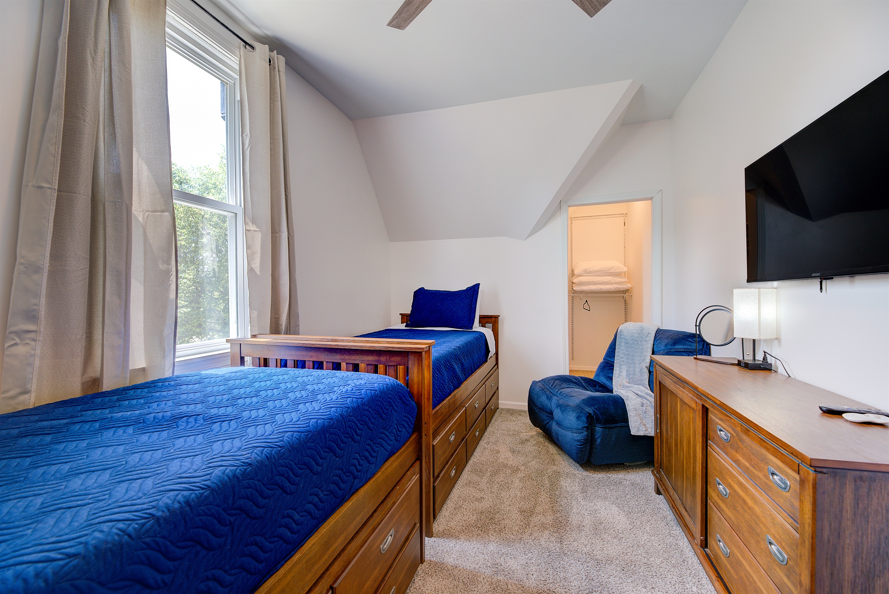 Bed #3 bed room, 4 beds-twin captains beds & trundles