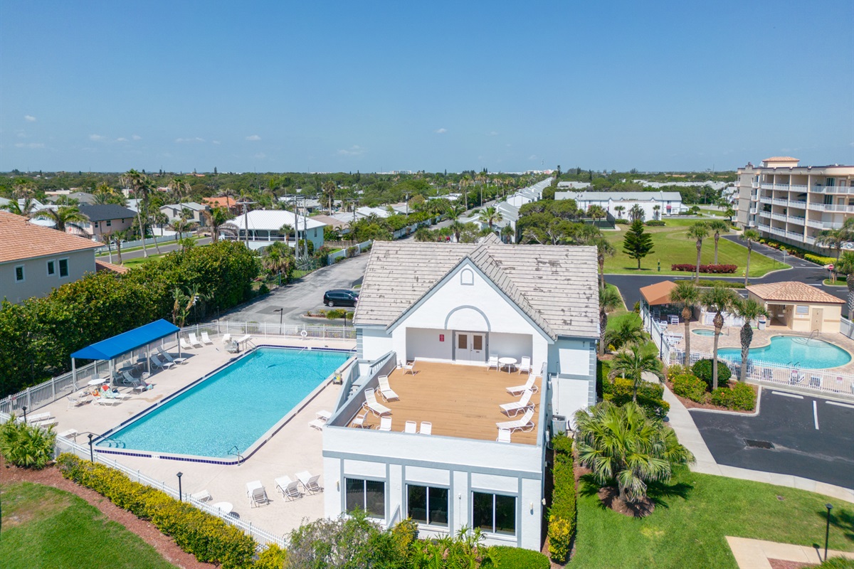 Pool & Clubhouse