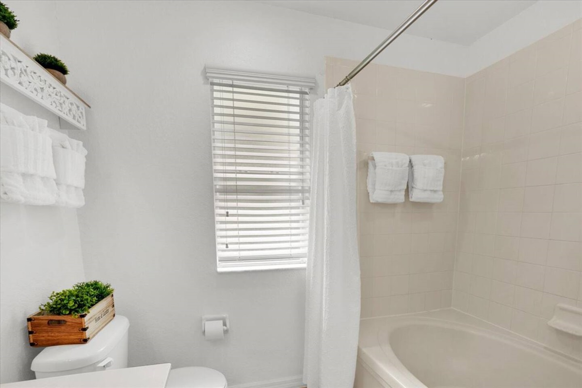 Master bedroom en-suite bathroom
