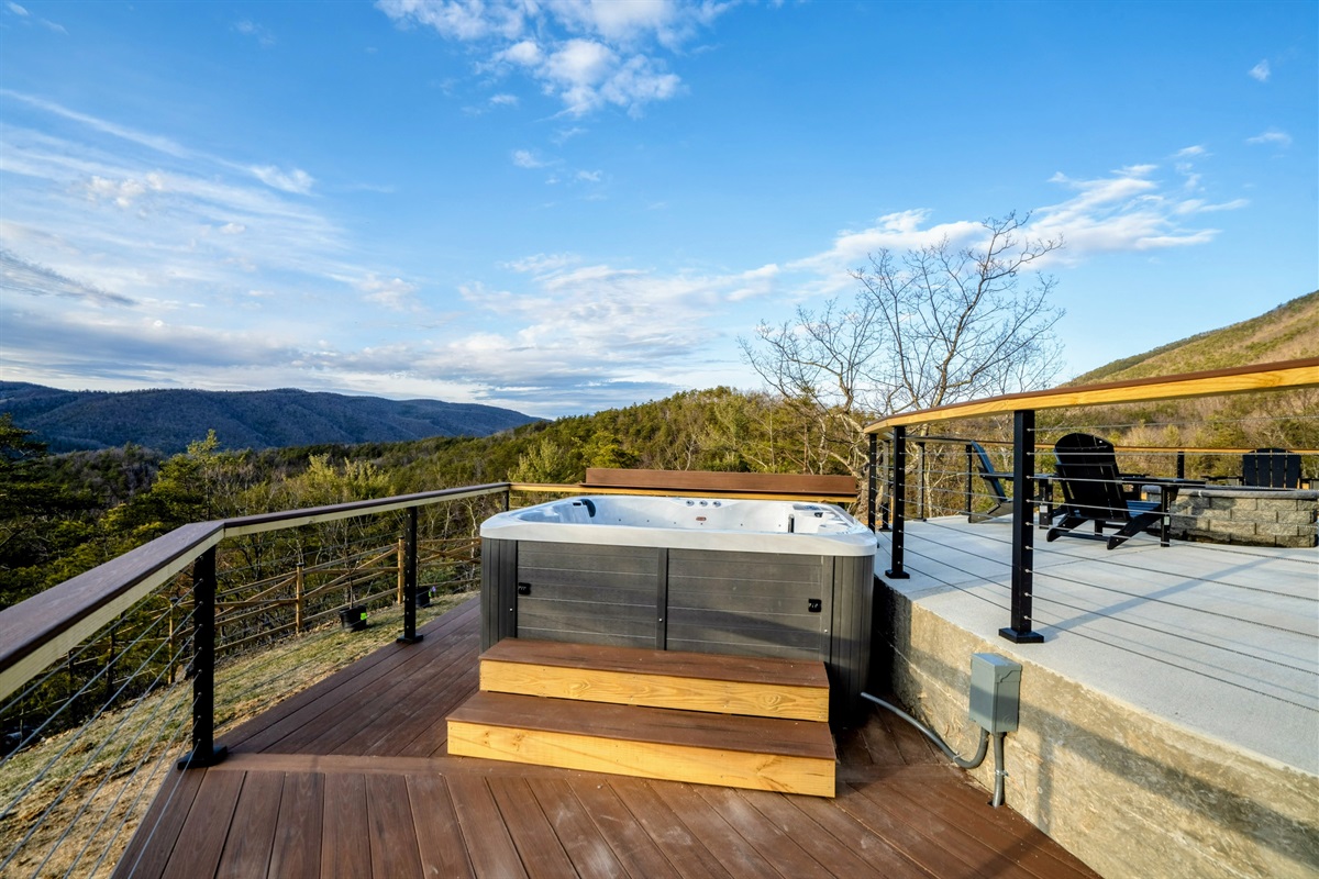 Hot Tub with a View – Step into pure relaxation surrounded by endless skies, mountain peaks, and the peaceful sounds of nature.