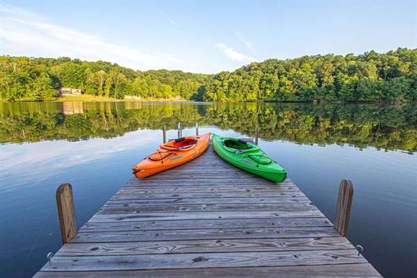 Set out on a morning kayak expedition and discover the diverse wildlife that inhabits this picturesque lake.